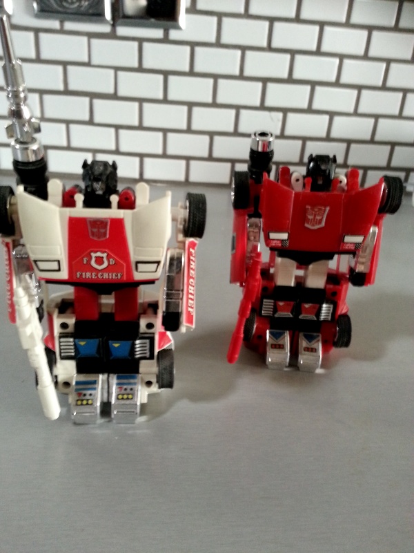 Red Alert and Sideswipe - Transformers Generation 1 Japanese ID number 04 05 Alert(アラート Arāto) and Lambor(ランボル Ranboru)